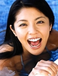 Harumi Nemoto shows big melons in and out of water for cam